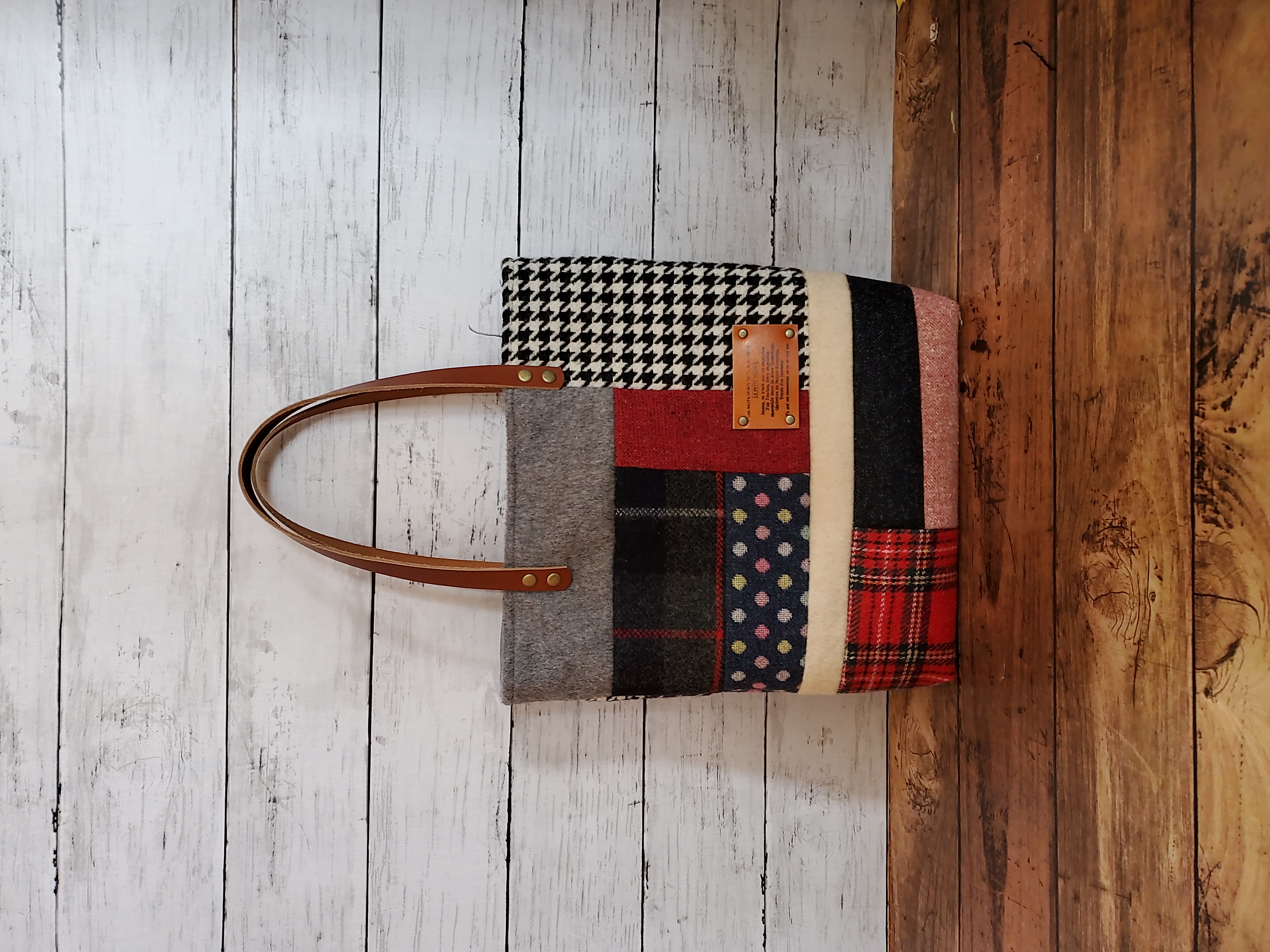 お気に入りのウール生地を使って作ったトートバッグ。黒の千鳥格