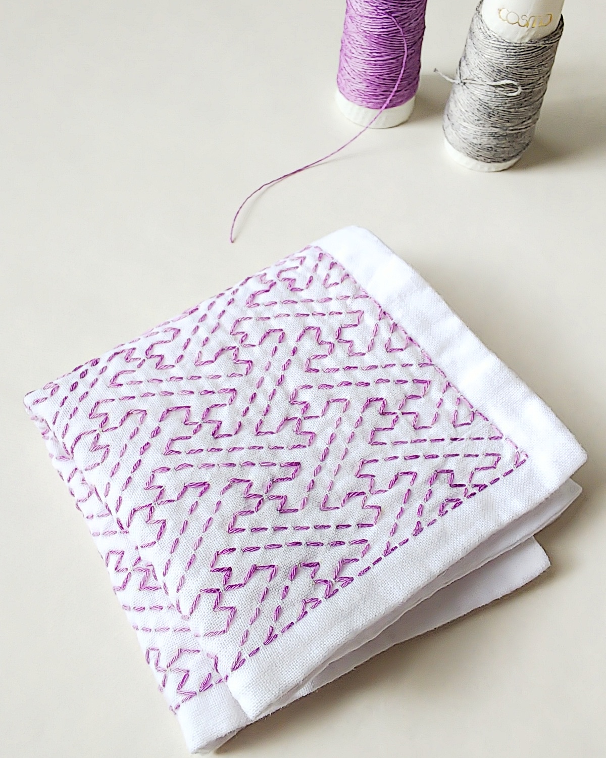 紗綾形（さやがた）。不断長久の意味を持ち、家の繁栄や長寿を願