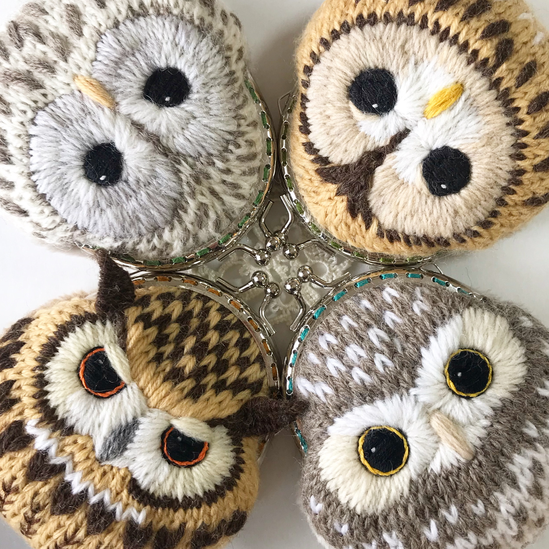 4種類のふくろうさんを毛糸刺繍してがま口にしました。左上から 